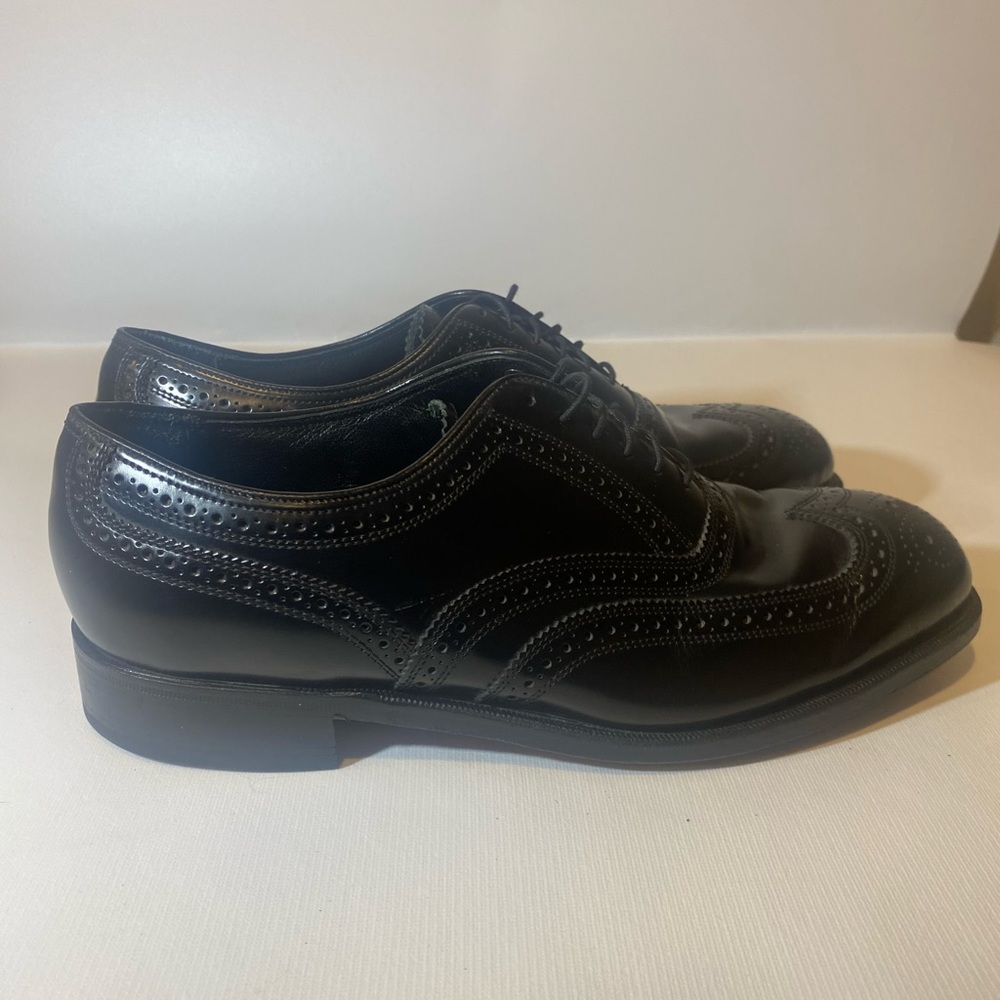 Black, Wing Tip, Mens Dress shoe by Florsheim in size 9.5.